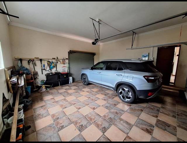 5 BEDROOM HOUSE FOR SALE IN THATCHFIELD